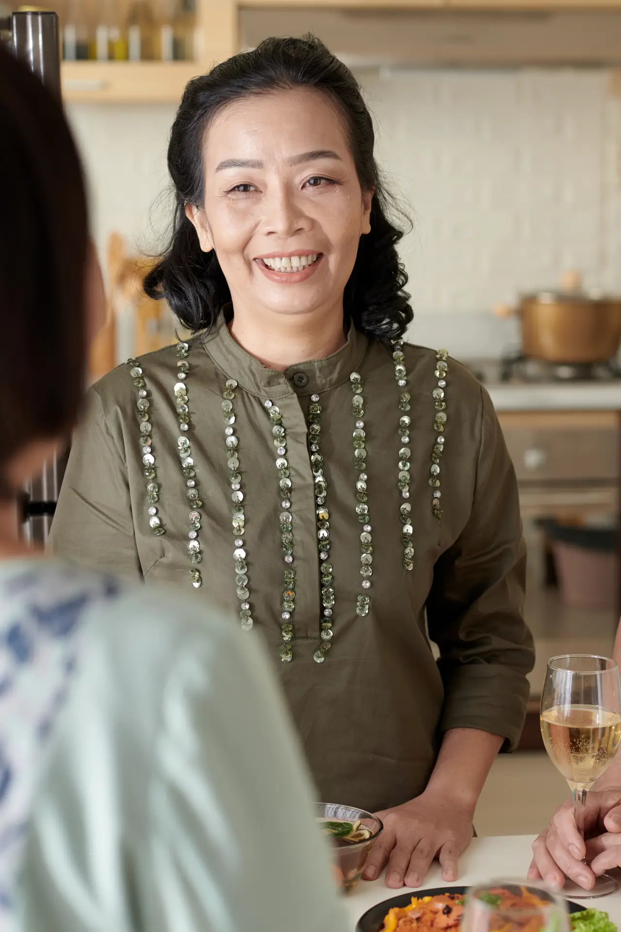 女士在廚房中享受時光,展現可靠家庭助理帶來的安心感